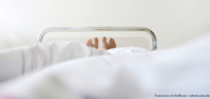 Füße im Krankenbett Demenz im Krankenhaus
