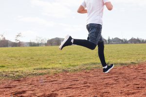 Man joggt über Wiese